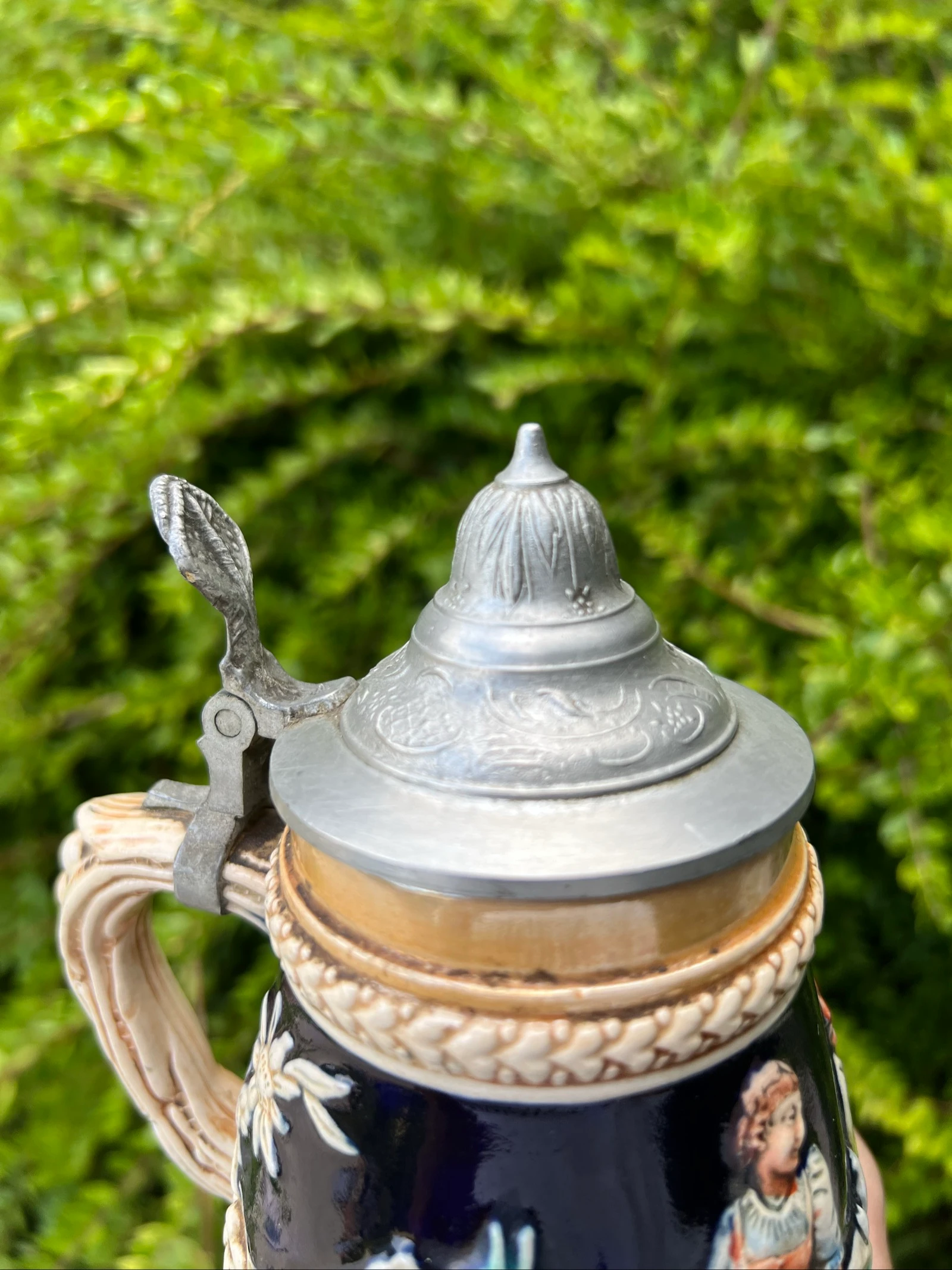 🍺 Vintage bierpul van keramiek met tinnen deksel met reliëfdecoratie 17 cm – photo 2